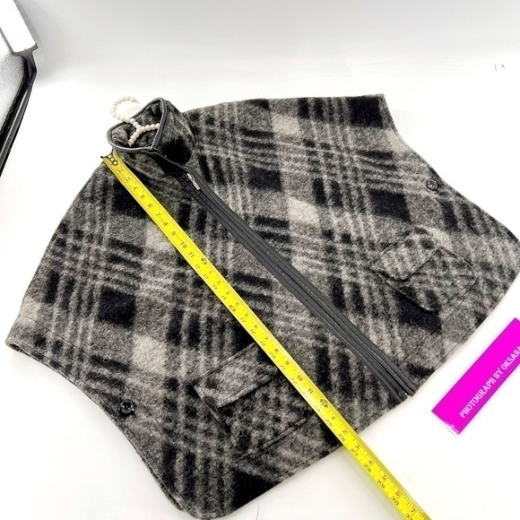 Revue
Gray New Blurred Wool Blend Plaid Poncho/Cape size S - Picture 7 of 10